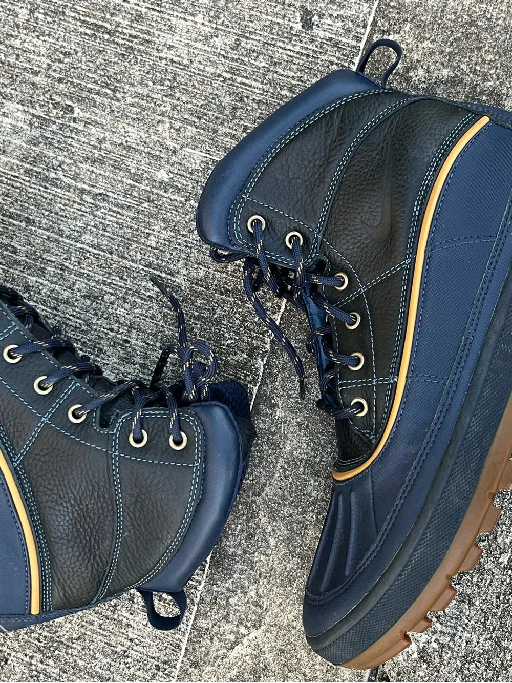 Nike Men's Navy and Tan Outdoor Lace-Up Boots